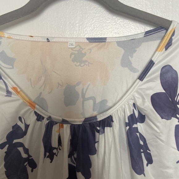 Navy and Yellow Floral Top Size 2X NEW - Picture 3 of 4